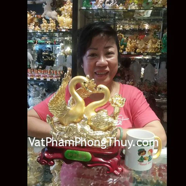 Chị Nhung-khách hàng mua tượng thiên nga vàng H491G