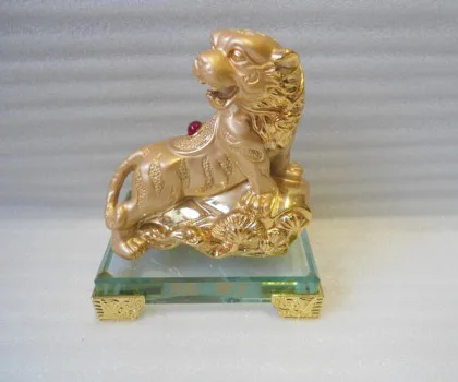 Cọp vàng ngồi đế thủy tinh H372G