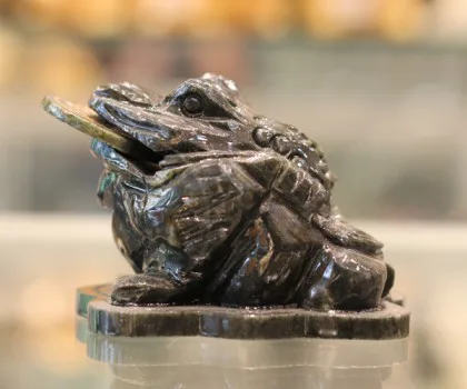 Thiềm thừ đá lam ngọc, đồng tiền trục xoay trung R042