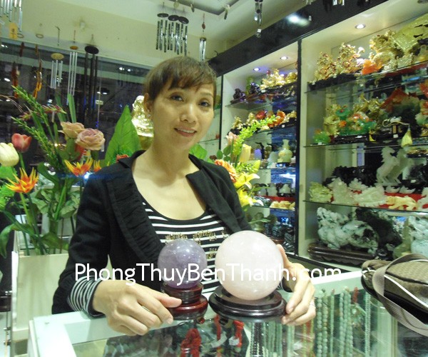 Chị Tú – khách hàng mua quả cầu thạch anh hồng M181-9000