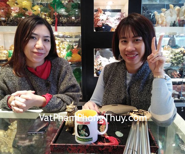 Chị Ngọc - khách hàng mua tượng tỳ hưu đồng D211 và Phật bản mệnh S6865-8