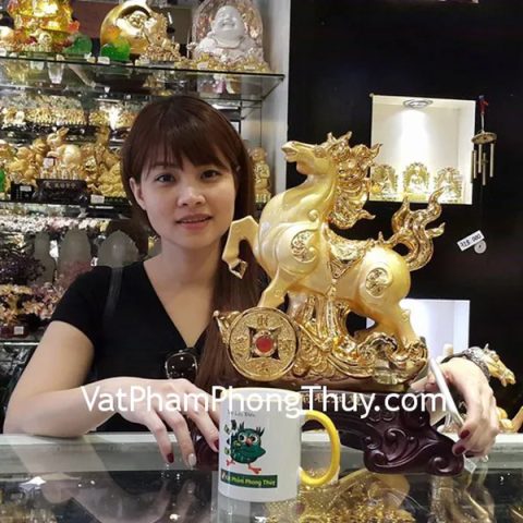 Chị Phương- khách hàng mua tượng ngựa vàng trên đồng tiền H306G