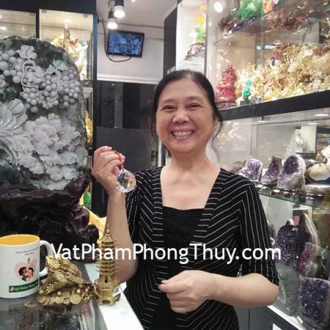 Cô Hòa-khách hàng mua cóc đồng trung D213 tháp văn xương bằng đồng 9 tầng D209 và quả cầu treo pha lê S6282