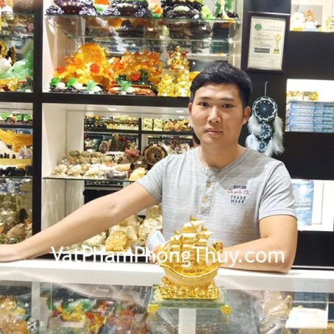 Anh Huỳnh - khách hàng mua thuyền buồm vàng LN145